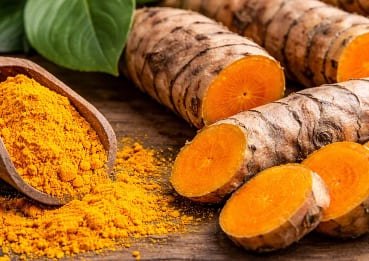 Fresh turmeric root and ground turmeric powder